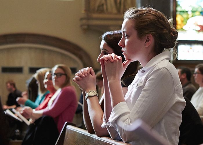 Students in prayer at Gesu Church             